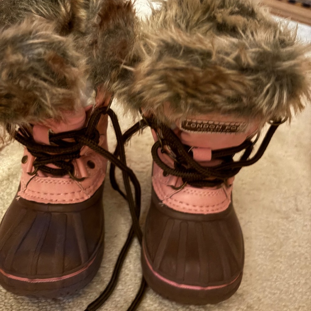 London Fog Childs boot with fur trim. Size 9